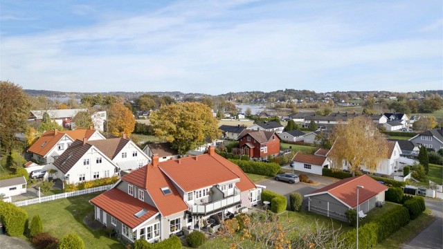 En fin beliggenhet på Nøtterøy - på gang- og sykkelsti er det gåavstand til Teie torv og Rosanes med flotte friområder med parker, strand og badesteder. Det er også småbåthavn på Rosanes. Fotograf: Kristian Bollæren ved Fotofinish