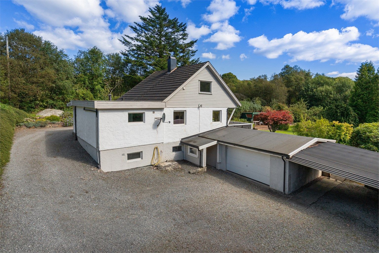 Det er rommelig gårdsrom på tomten og stor garasje (ikke omsøkt/godkjent)