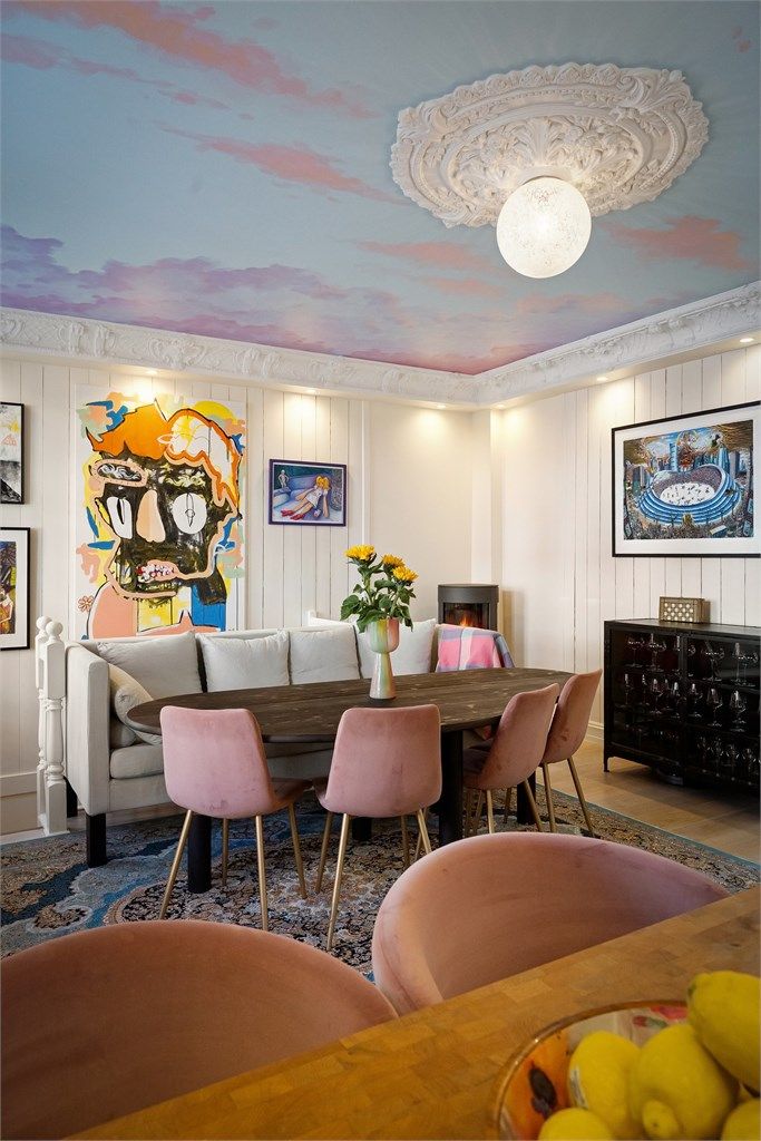  Samtidig tilfører boligens kreative fargevalg og lekne elementer en unik karakter som skiller seg ut.