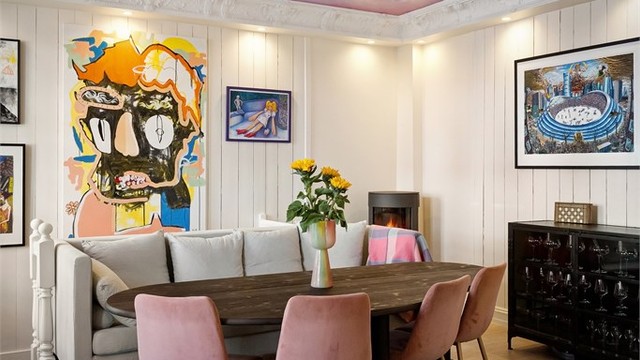 Samtidig tilfører boligens kreative fargevalg og lekne elementer en unik karakter som skiller seg ut.