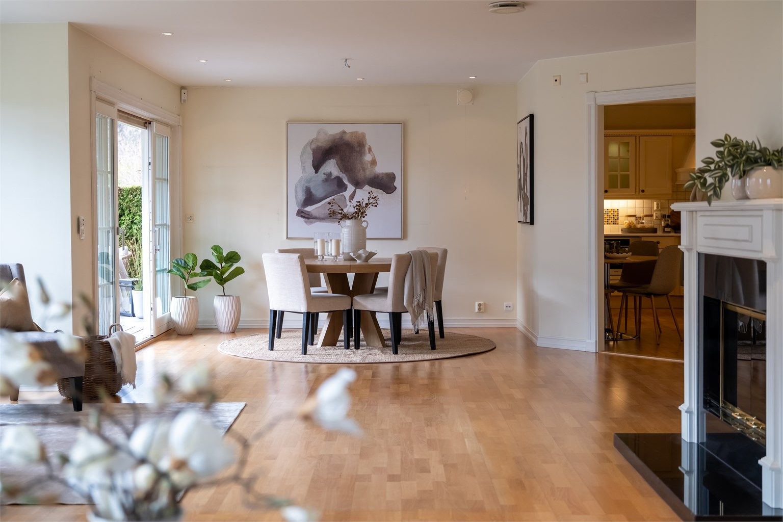 Naturlig og fin plass for å innrede med et spisebord med god plass til å invitere på middag.