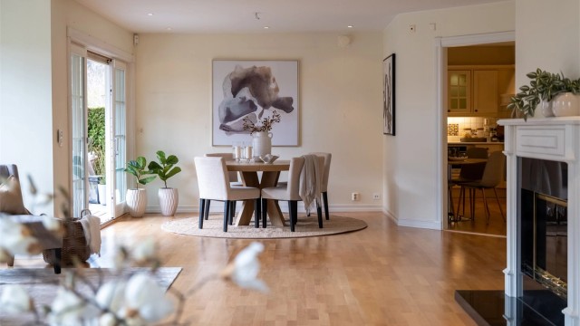 Naturlig og fin plass for å innrede med et spisebord med god plass til å invitere på middag.