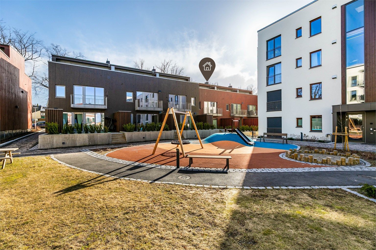 Umiddelbar tilgang til pent opparbeidede fellesarealer med stor tumleplass er meget praktisk om du bor med barn.