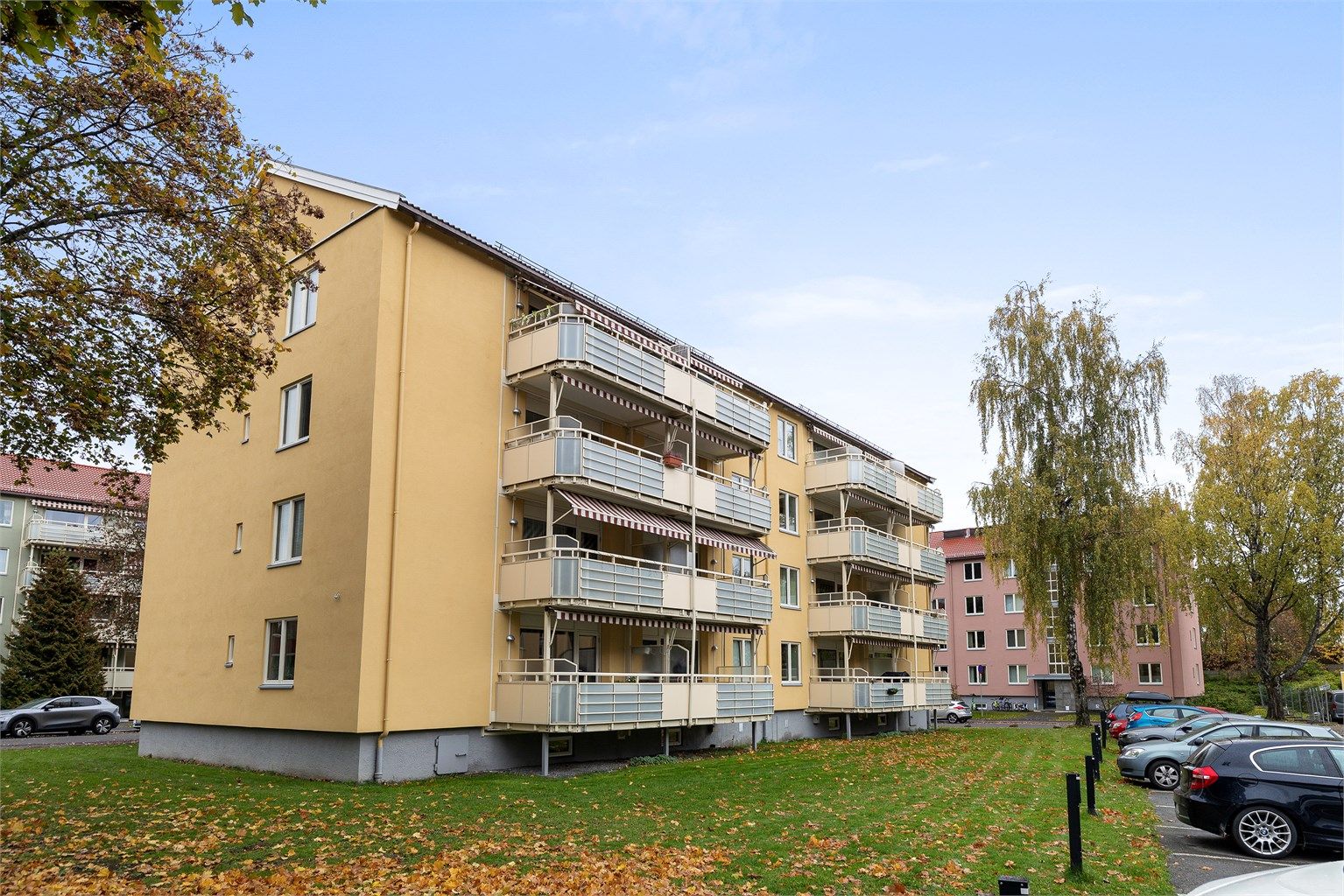 Borettslaget er omkranset av store grøntarealer med lekeplass og sittegrupper