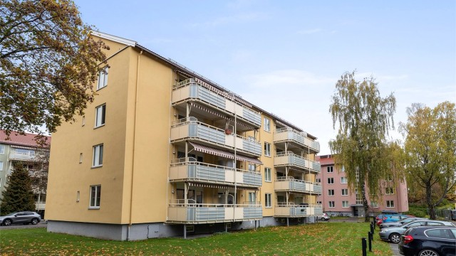 Borettslaget er omkranset av store grøntarealer med lekeplass og sittegrupper