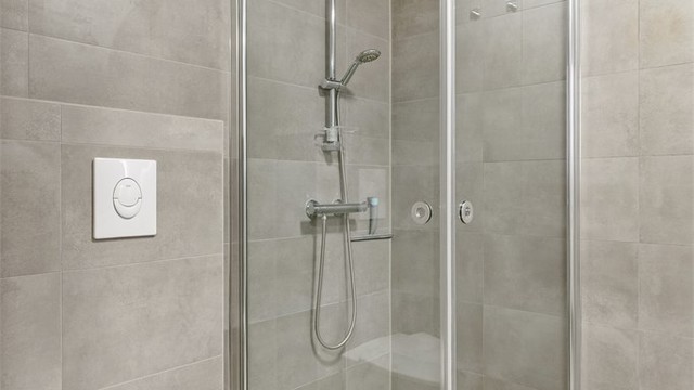 Mekanisk avtrekk og tilluft via spalte under døren sikrer god ventilasjon på badet.