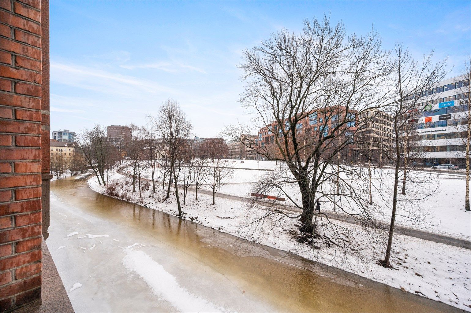 Nydelige Akerselva på vintertid, som sett fra vinduet av leiligheten. 