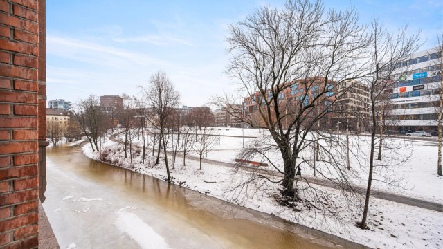 Nydelige Akerselva på vintertid, som sett fra vinduet av leiligheten.