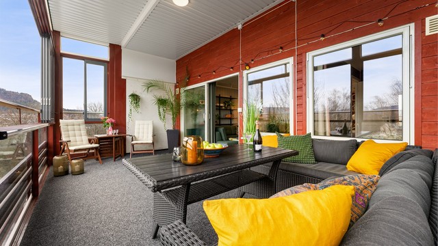 Balkongen er stor nok for både spisebord og en egen sofagruppe, perfekt for sosialt samvær.