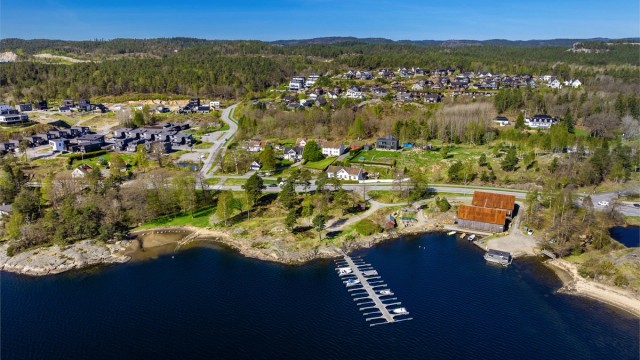 Flere strender og flotte turstier i nærområdet.