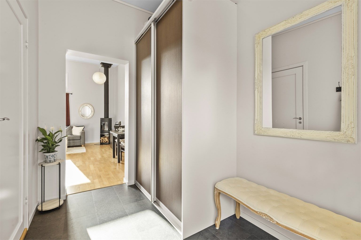 Entre med skyvedørsgarderobe.