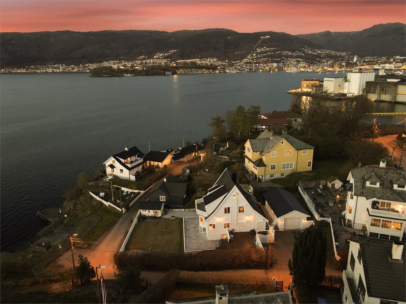 - Her ser man den flotte, sentrumsnære plasseringen boligen har -