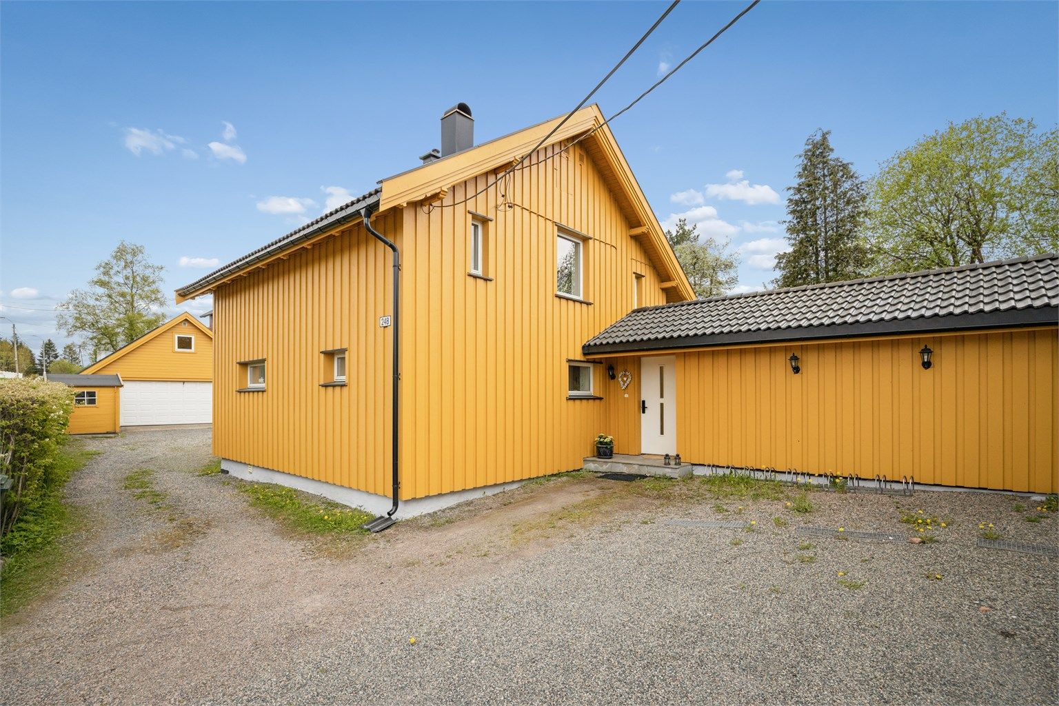 Eiendommen har byttet kledning, blitt etterisolert, byttet vinduer, ny terrassedør, bygget ny terrasse i 2020. 