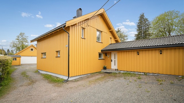 Eiendommen har byttet kledning, blitt etterisolert, byttet vinduer, ny terrassedør, bygget ny terrasse i 2020.