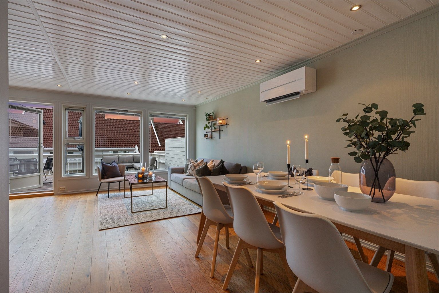 Spotter i tak gir fin belysning i rommet dag og kveld.