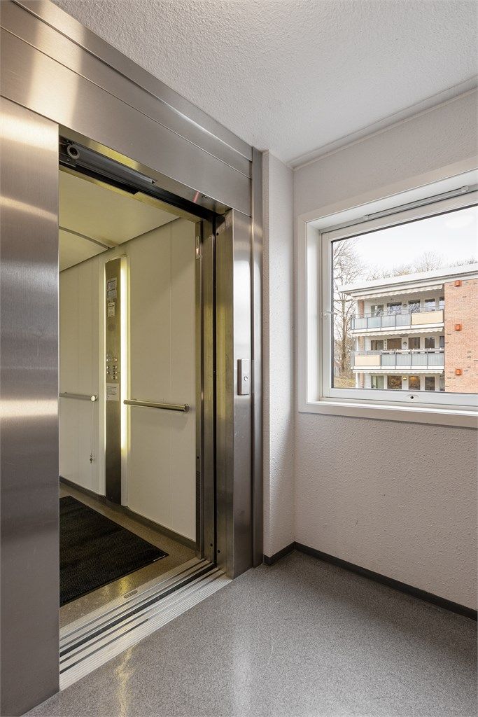 Heis til inngangsparti. Trappefri adkomst til garasje via oppgang A. 