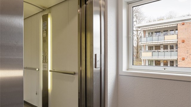 Heis til inngangsparti. Trappefri adkomst til garasje via oppgang A.