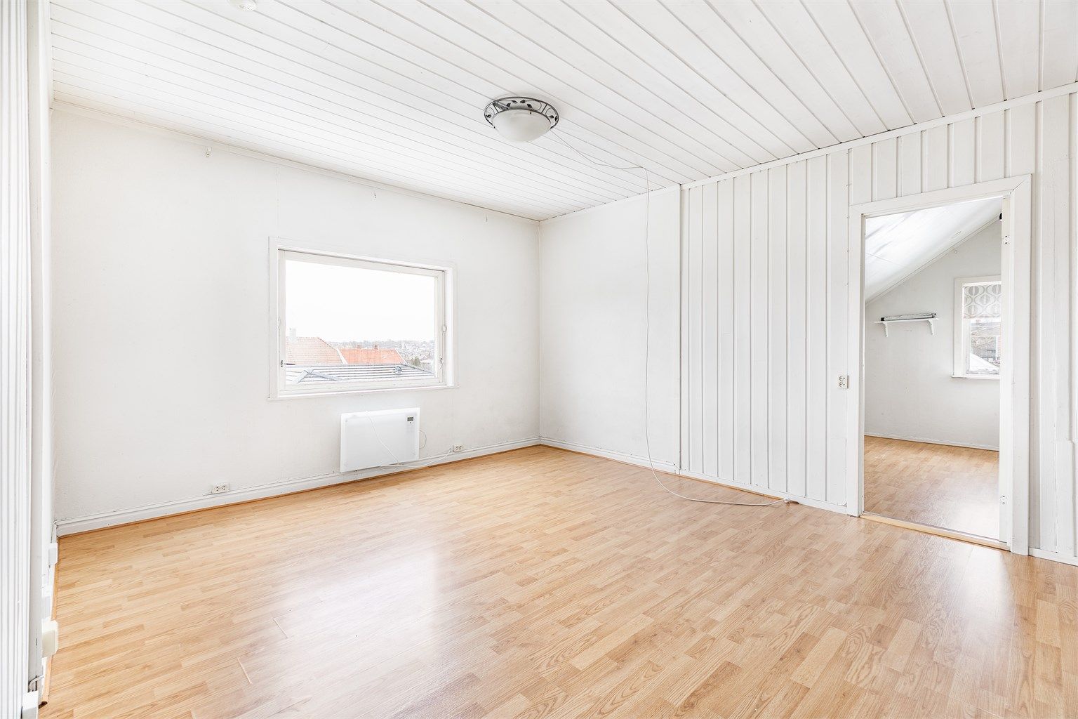 Leilighetens areal er fastsatt omtrentlig og skjønnsmessig. Skråtak, store skjevheter samt høydeforskjeller i gulv vanskeliggjør oppmåling. Fotograf; Børge Oppegård.