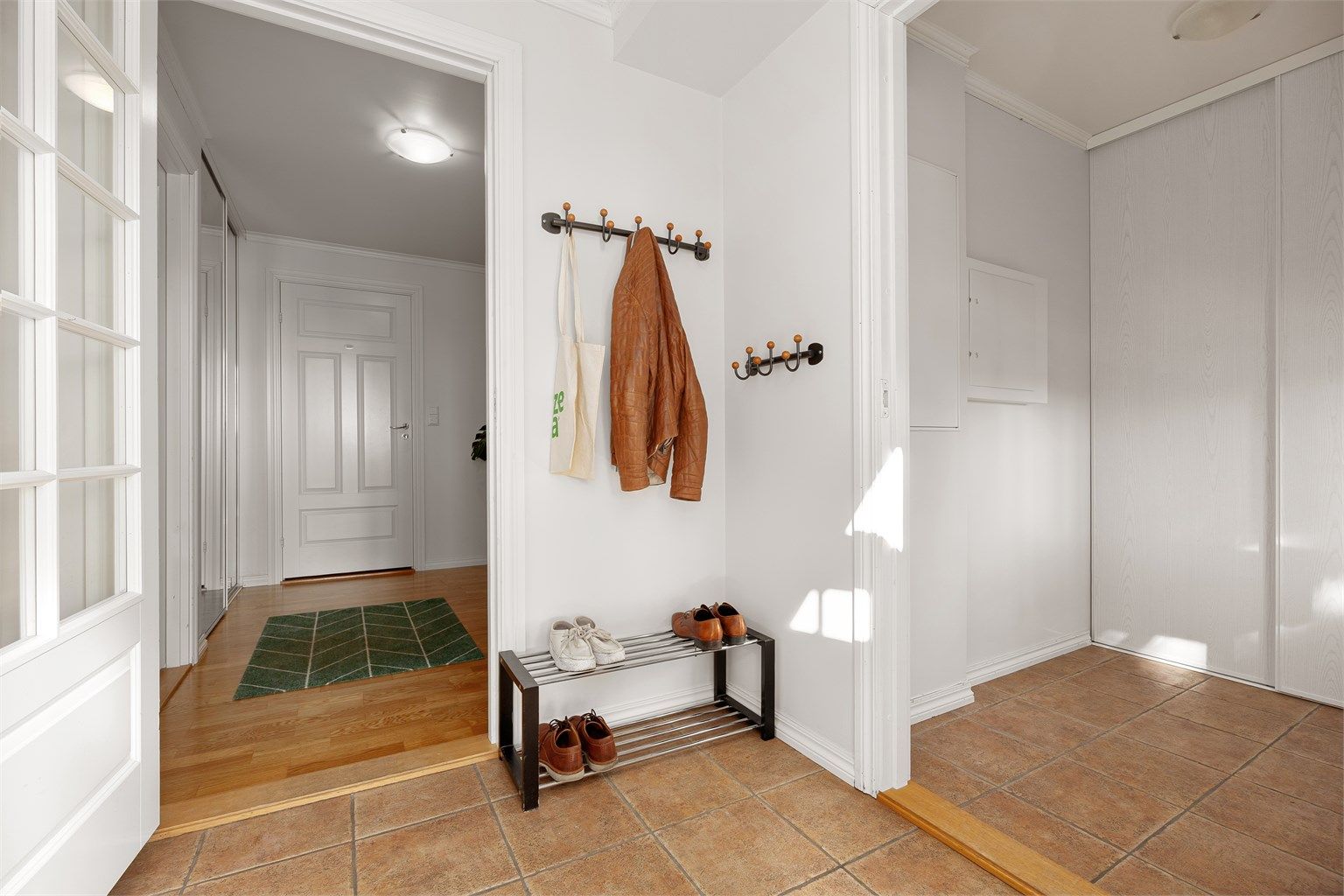Entre med skyvegarderobe/garderoberom til høyre i bildet 