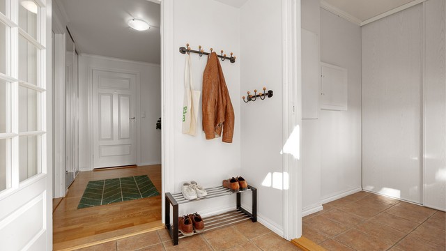 Entre med skyvegarderobe/garderoberom til høyre i bildet