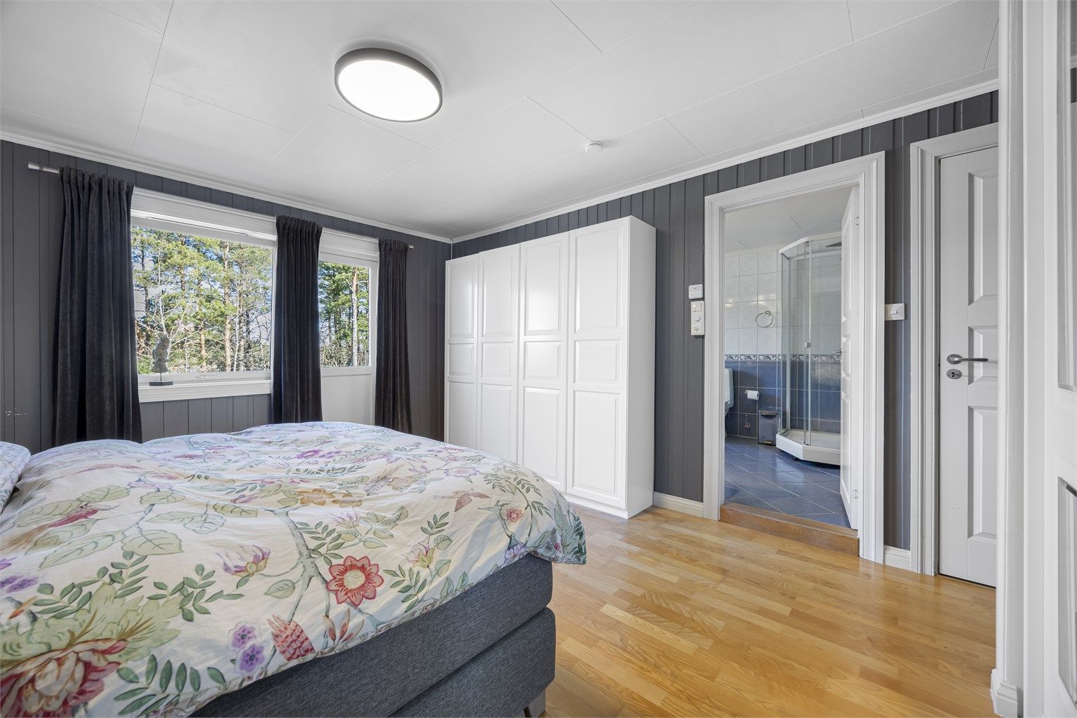 Fra soverommet er det praktisk tilgang til etasjens bad.