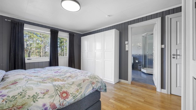 Fra soverommet er det praktisk tilgang til etasjens bad.