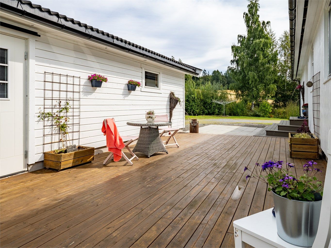 Platting mellom hus og garasje.