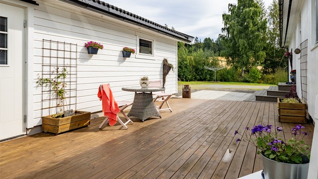 Platting mellom hus og garasje.