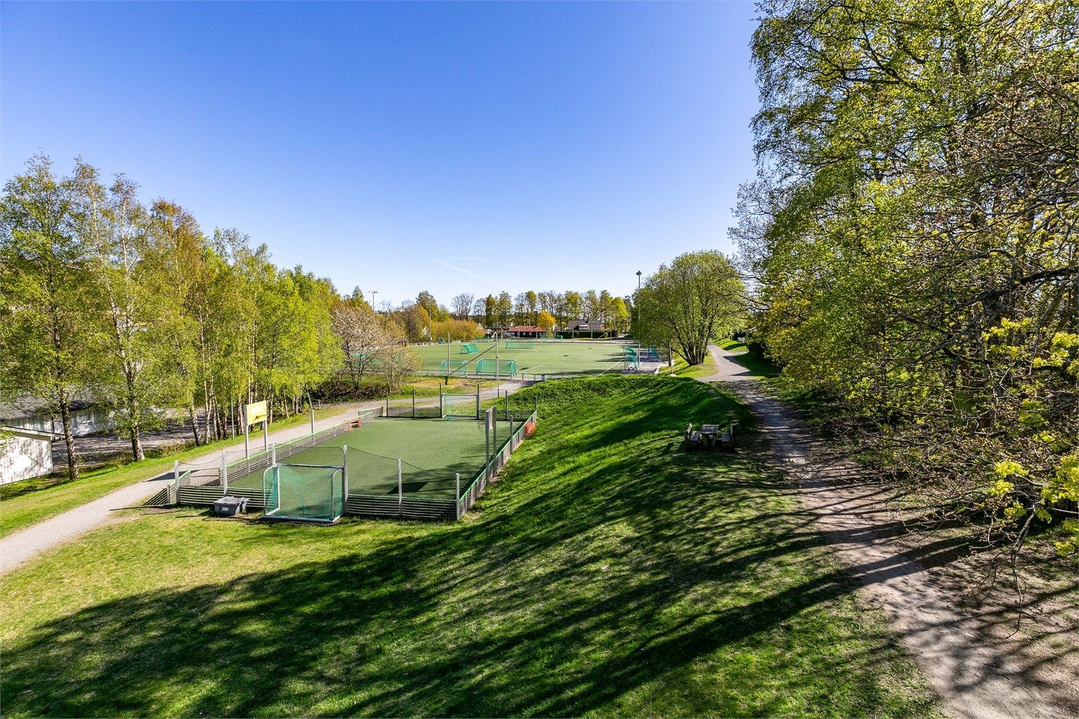 Rett over gaten for 21-blokka ligger både barneskole og aktivitetsområder.