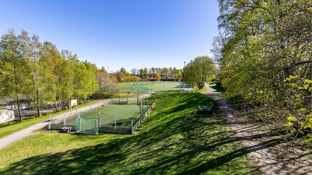 Rett over gaten for 21-blokka ligger både barneskole og aktivitetsområder.