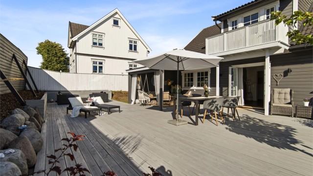 Nydelig terrasseområde med overbygget uteplass