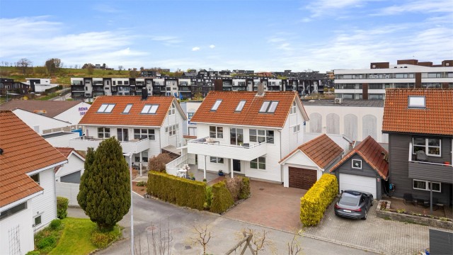 Innholdsrik enebolig i barnevennlig område m/solrik hage og terrasse. 2 sov, 2 hobbyrom brukt som soverom, 2 bad, 2 stuer, trimrom på 21 kvm. Garasje på 26 kvm.