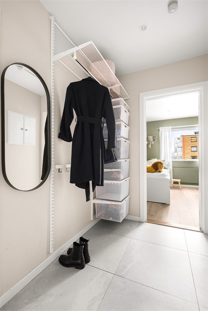 Velkommen inn! Entréen har god oppbevaringsplass og gulvvarme.