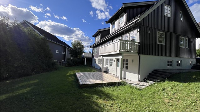 Eiendommen har stor hage over flere nivåer.