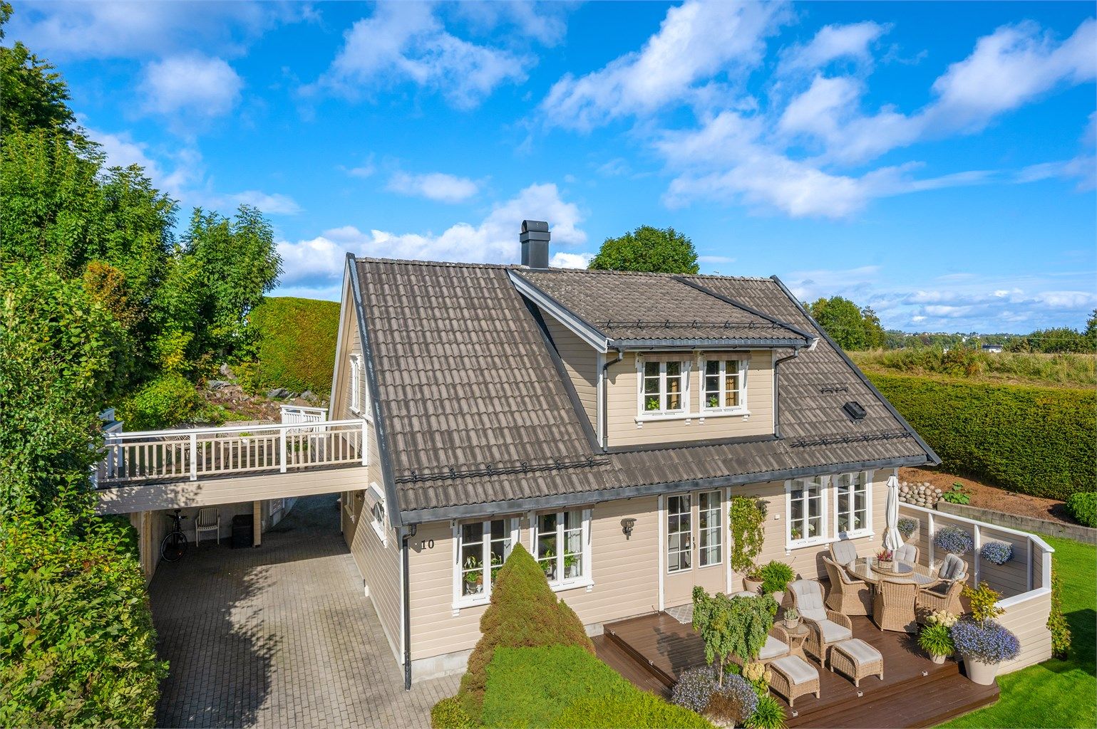 Boligen ble påbygget med takopplett i 2007, som gir romslig takhøyde og ekstra areal i loftsetasjen.