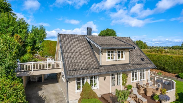 Boligen ble påbygget med takopplett i 2007, som gir romslig takhøyde og ekstra areal i loftsetasjen.