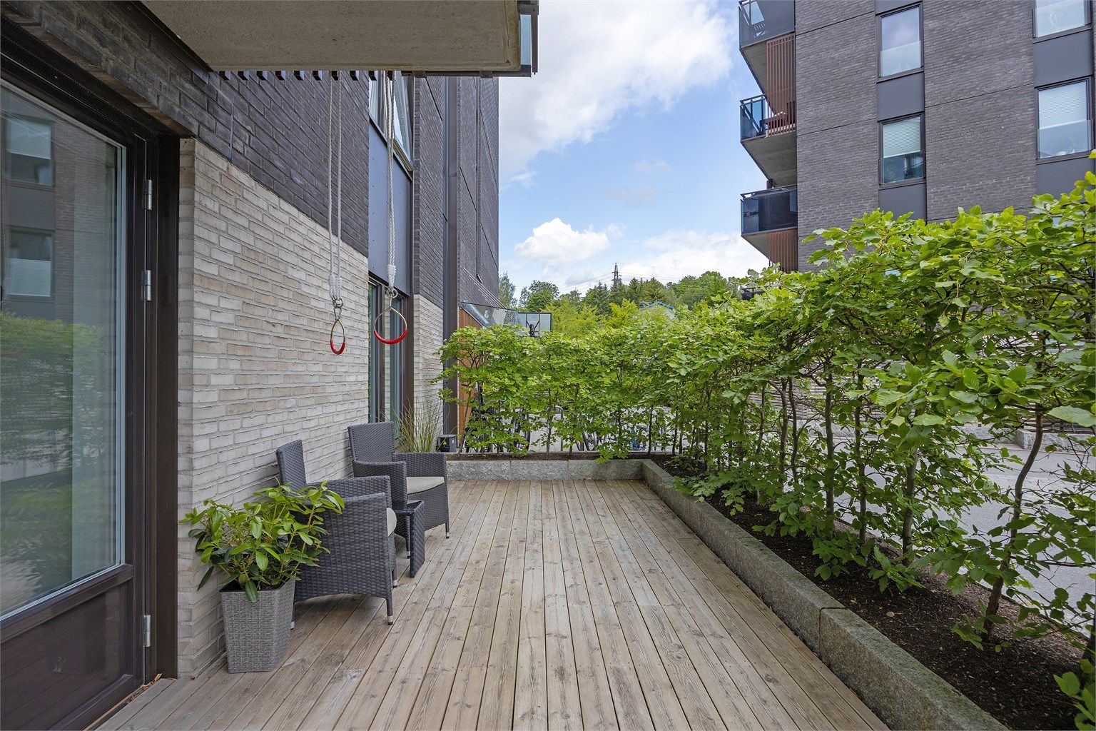 Markterrassen er meget romslig og pent skjermet med busker. Terrassen vender mot sameiets fellesområde