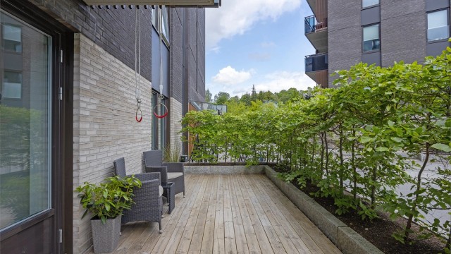 Markterrassen er meget romslig og pent skjermet med busker. Terrassen vender mot sameiets fellesområde