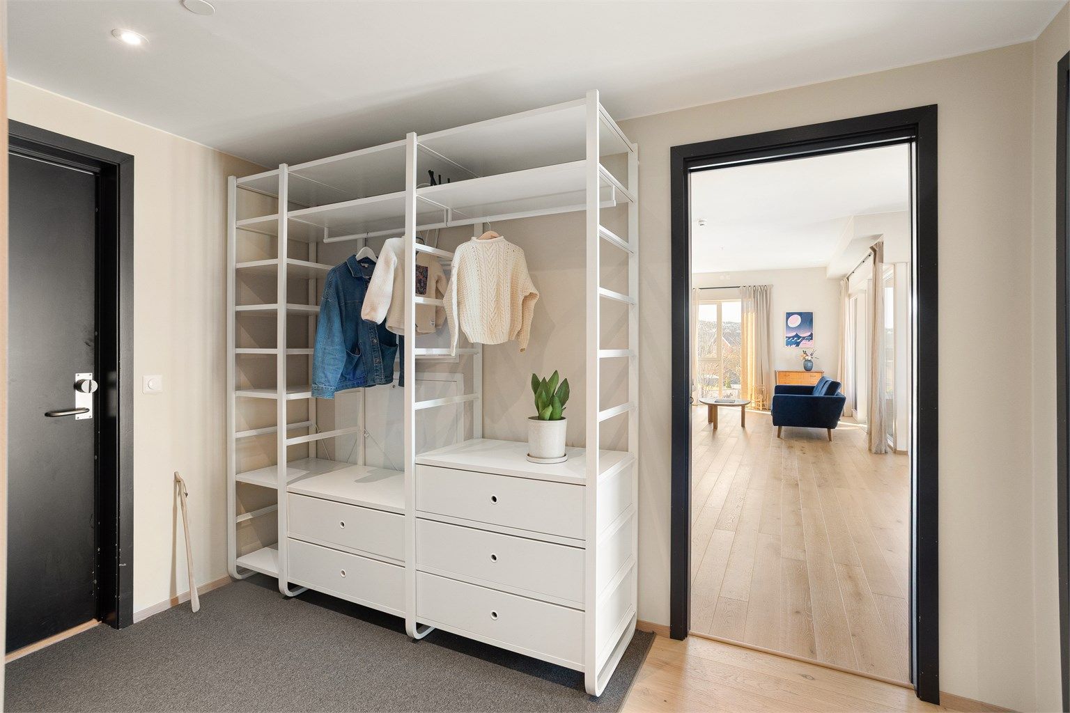 Rommet byr på fleksible møbleringsmuligheter.