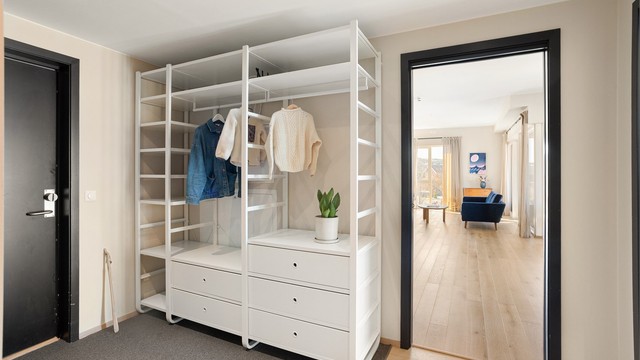 Rommet byr på fleksible møbleringsmuligheter.