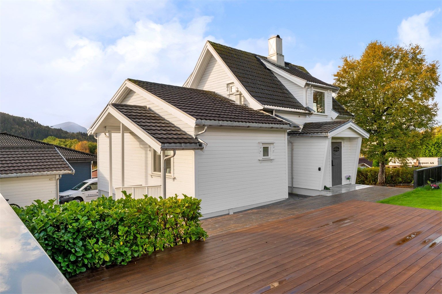 Krogsveen Sunnmøre v/Eiendomsmegler Elisabeth Skjold har gleden av å presentere Nylandvegen 13A, en tiltalende enebolig med sentral beliggenhet i Spjelkavika