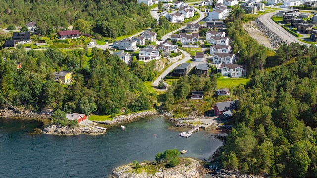 Kort gangavstand til sjøen med idyllisk kystlinje og maritime omgivelser.
