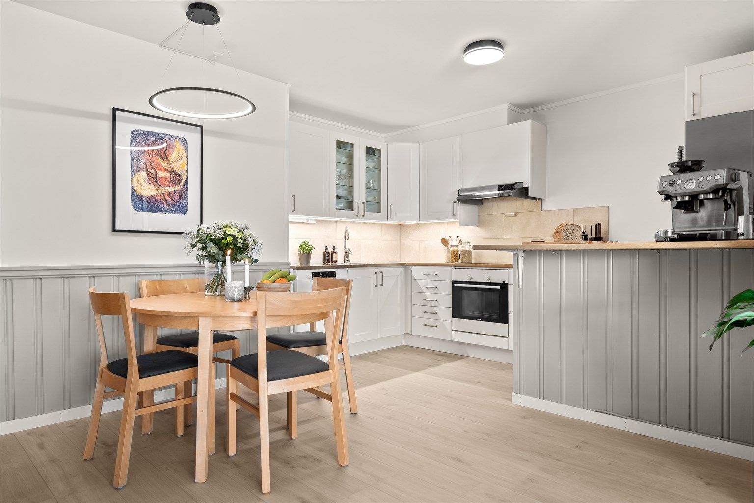 Hyggelig spisesone. På kjøkkenet er det god skap- og benkeplass.