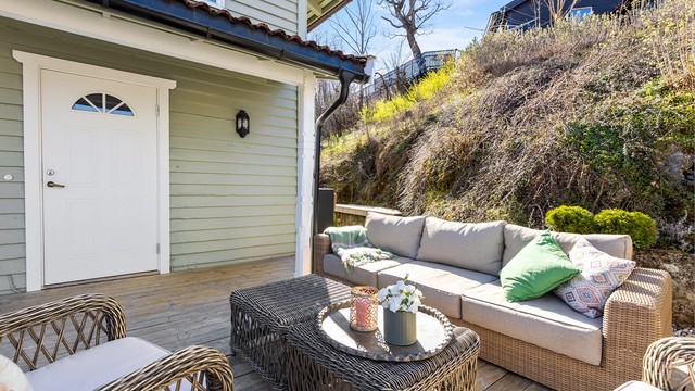 Flott uteplass med plass til utemøbler.