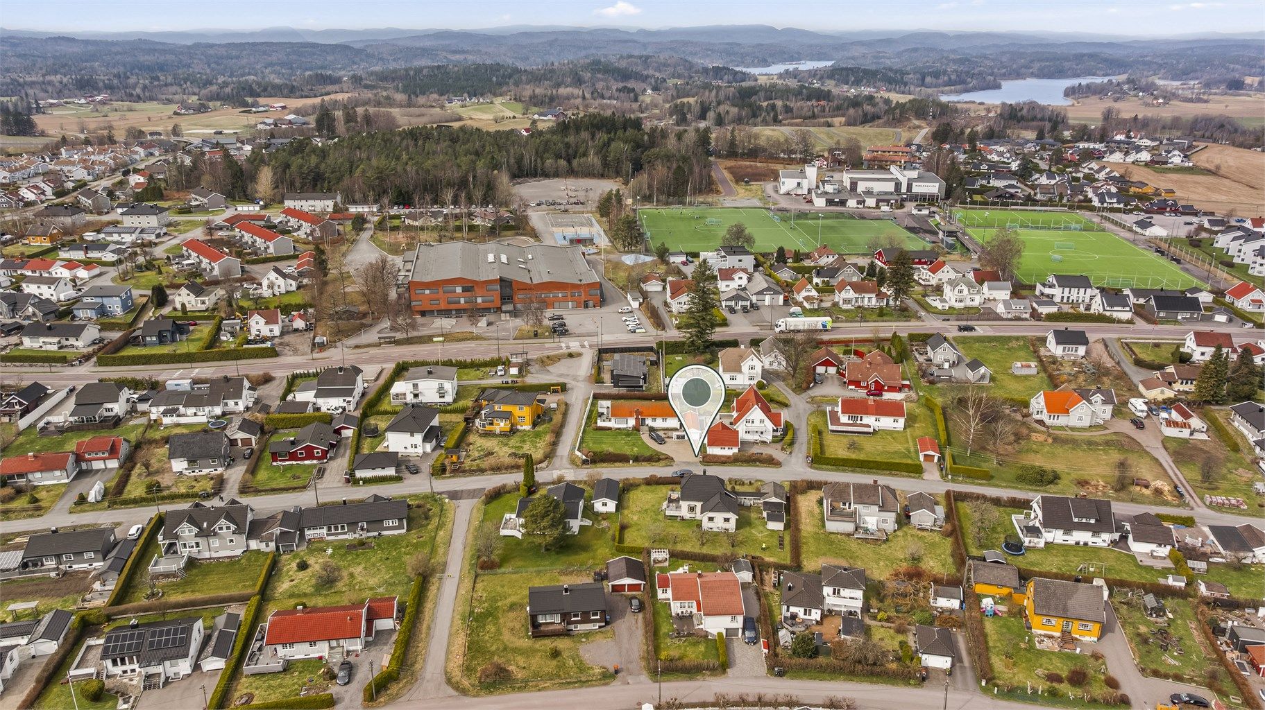 Med kun få minutters gange til Haukerød skole og Runar idrettsanlegg, er hverdagslogistikken for en aktiv familie svært enkel og ettertraktet.