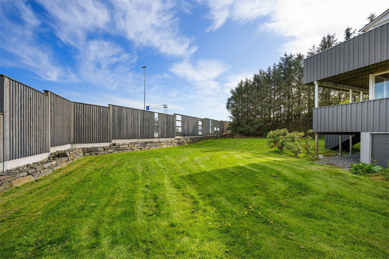 Den vakre hagen er felles for de 2 seksjonene i huset.