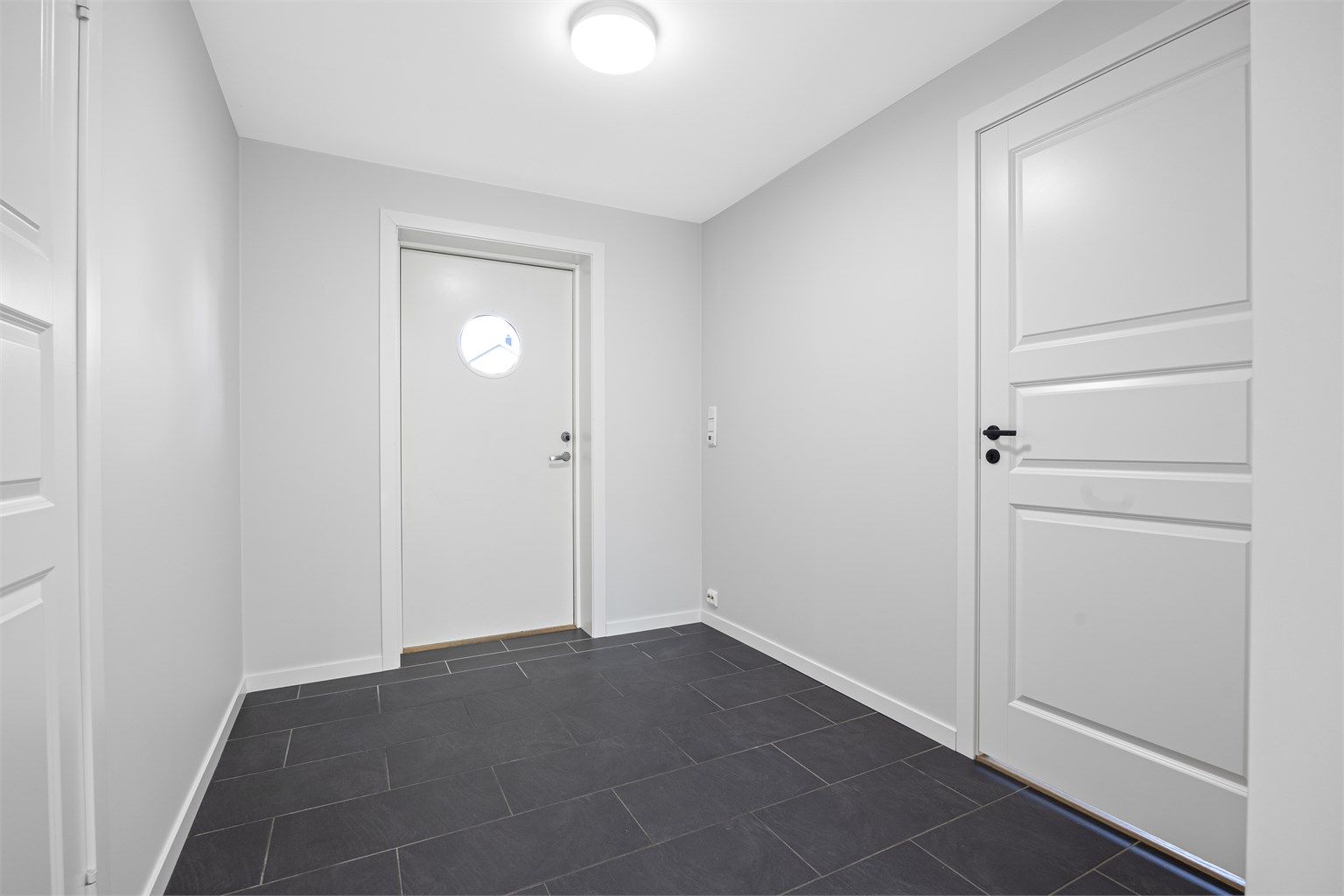 Det er god plass til garderobeskap i gangen.