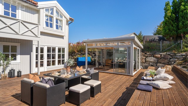 Boligen ligger som endetomt og har terrasse og uteareal, som også strekker seg langs siden av boligen.