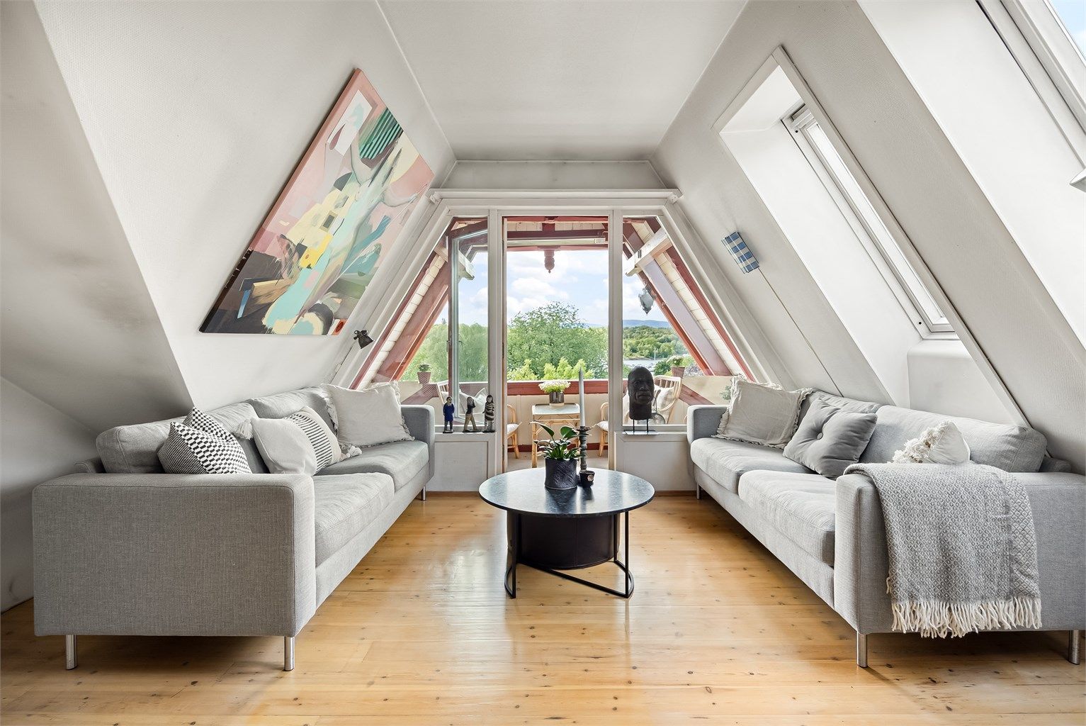 Leiligheten ligger flott til i 3. etasje i erverdig Sveitservilla inndelt i 6 boligseksjoner. 