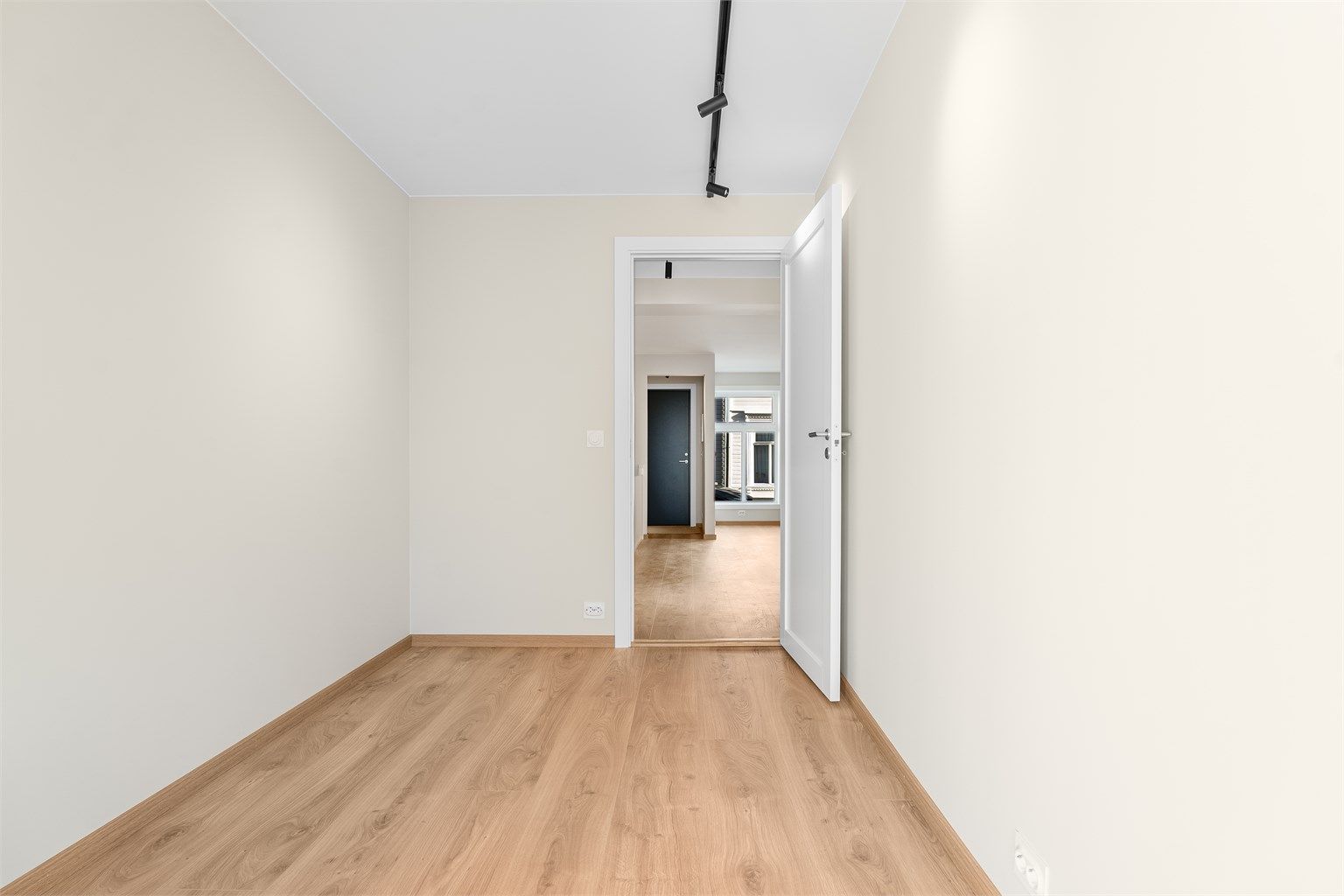 Soverom 1 med plass til seng, kontorpult eller kanskje et barnerom